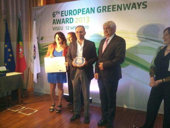 El presidente de la Fundación Vía Verde de la Sierra, Eduardo Párraga, recogió la distinción durante la ceremonia celebrada en la ciudad portuguesa de Visau.