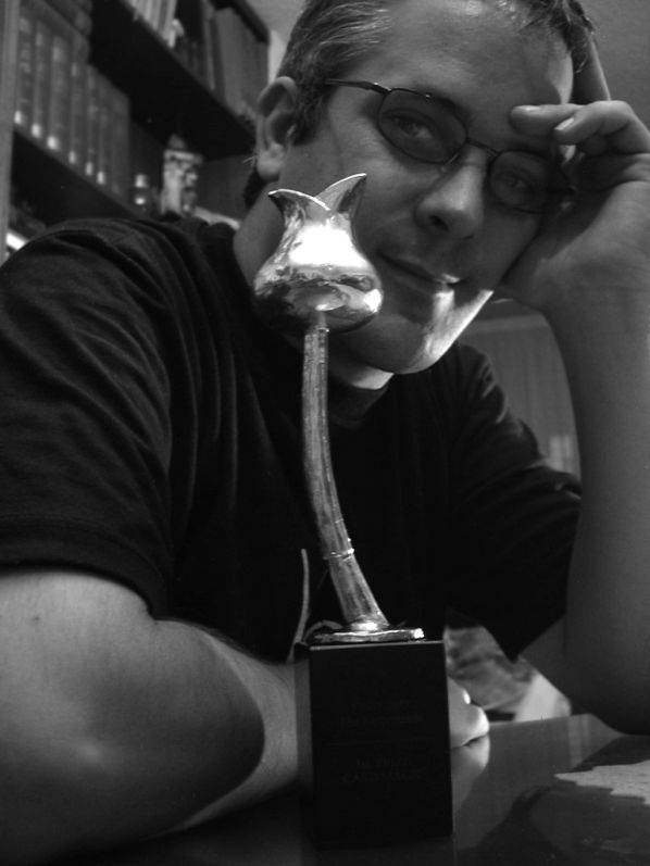 Miguel Puga, 'MagoMigue' con el premio al campeón mundial de cartomagia 2003.